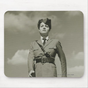 Tapis De Souris Jeune femme dans la marche militaire sur le dessus
