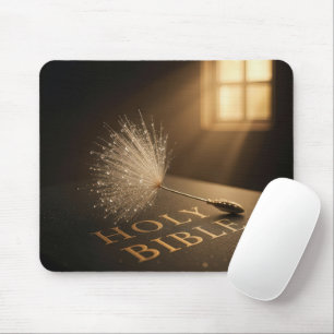 Tapis De Souris Jeune pousse de pissenlit sur une bible avec des g