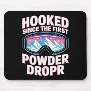 Tapis De Souris Journée de poudre pour hommes et femmes. Ski drôle