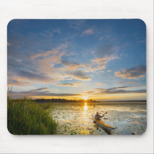Tapis De Souris Kayakiste masculin pagayant un kayak de mer sur ea