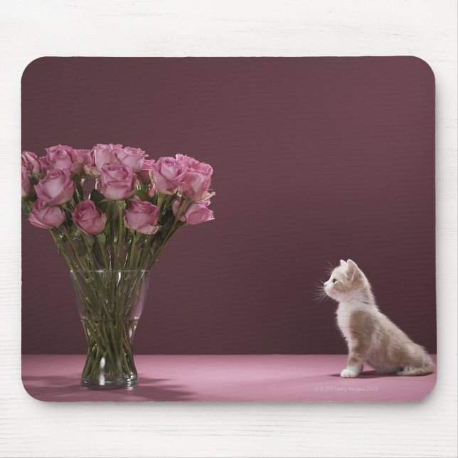 Tapis De Souris Kitten regardant le vase des roses (Devant)