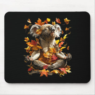 Tapis De Souris Koala paisible méditant parmi les feuilles d'autom