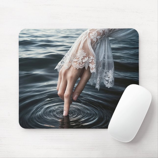 Tapis De Souris La main de la femme qui touche l'eau (Avec souris)