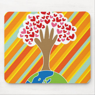 Tapis De Souris La main de la Terre et Coeurs rouges et roses Arbr