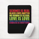Tapis De Souris La science est réelle Les vies noires comptent Fie<br><div class="desc">La science est réelle Les vies noires comptent Fierté LGBT</div>