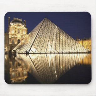 Tapis De Souris La vue nocturne de la Pyramide de verre du Musée d