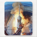 Tapis De Souris Lancement de la fusée d'atterrissage sur la Lune d<br><div class="desc">Le 16 juillet 1969 à 9h32 HAE, les bras pivotants s'écartent et un panache de flammes signale le décollage du véhicule spatial Apollo 11 Saturn V et des astronautes Neil A. Armstrong, Michael Collins et Edwin E. Aldrin, Jr. depuis la plateforme de lancement 39A du centre spatial Kennedy de la...</div>