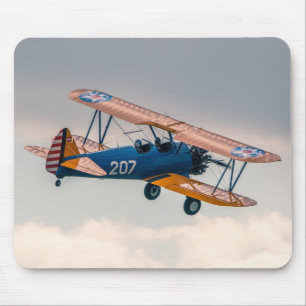 Tapis De Souris L'avion Stearman qui vole dans le ciel