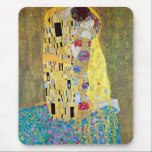 Tapis De Souris Le baiser de Gustav Klimt, Art Nouveau Vintage<br><div class="desc">Le Kiss (Der Kuss) (1907/08) de Gustav Klimt est probablement son oeuvre la plus célèbre. Klimt a commencé à y travailler en 1907 et c'est le point culminant de sa soi-disant "période d'or". The Kiss est une vintage peinture d'amour et d'amour de l'époque victorienne Symbolisme mettant en vedette un couple...</div>