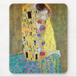Tapis De Souris Le baiser de Gustav Klimt, Art Nouveau Vintage<br><div class="desc">Le Kiss (Der Kuss) (1907/08) de Gustav Klimt est probablement son oeuvre la plus célèbre. Klimt a commencé à y travailler en 1907 et c'est le point culminant de sa soi-disant "période d'or". The Kiss est une vintage peinture d'amour et d'amour de l'époque victorienne Symbolisme mettant en vedette un couple...</div>