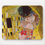 Tapis De Souris Le baiser de Gustav Klimt, Art Nouveau Vintage<br><div class="desc">Le tableau ultime de l'amour, un beau design pour célébrer la Saint Valentin avec! The Kiss (détail) (1907-1908) de Gustav Klimt est un symbole de l'époque victorienne vintage de l'amour d'art et de la peinture romantique mettant en scène un couple romantique dans différentes nuances d'or, motifs et symboles, partageant un...</div>