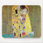 Tapis De Souris Le baiser de Gustav Klimt, Art Nouveau Vintage<br><div class="desc">Le Kiss (Der Kuss) (1907/08) de Gustav Klimt est probablement son oeuvre la plus célèbre. Klimt a commencé à y travailler en 1907 et c'est le point culminant de sa soi-disant "période d'or". The Kiss est une vintage peinture d'amour et d'amour de l'époque victorienne Symbolisme mettant en vedette un couple...</div>