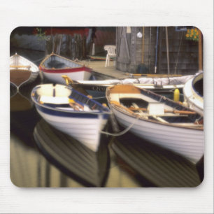 Tapis De Souris Le brouillard entoure quatre bateaux accostés.