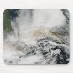 Tapis De Souris Le pic de Sarychev traversant la mer d'Okhotsk