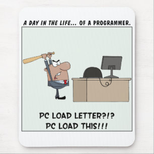 Tapis De Souris Le programmeur fâché frappe l'ordinateur