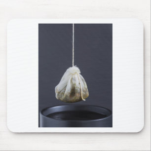 Tapis De Souris Le sachet de thé est suspendu dans une tasse