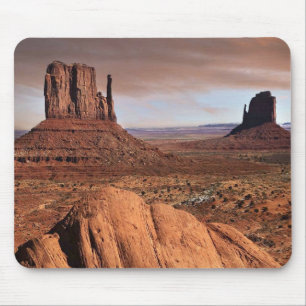 Tapis De Souris Les célèbres mesas de Monument Valley, Utah.