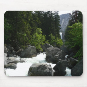 Tapis De Souris Les chutes Vernal au loin à Yosemite