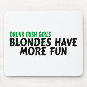 Tapis De Souris Les filles irlandaises ivres ont plus d'amusement