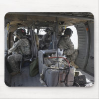 les soldats surveillent les dangers