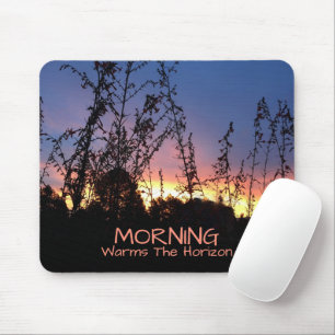Tapis De Souris Lever du soleil réchauffe l'horizon entre les fleu
