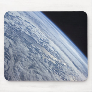 Tapis De Souris L'horizon terrestre contre la noirceur de l'espace