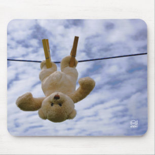 Tapis De Souris Ligne de lavage avec un ours en peluche suspendu.