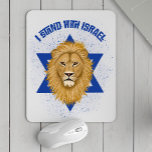 Tapis De Souris Lion de Juda Étoile de David. Restez avec Israël<br><div class="desc">Ce tapis de souris de style moderne comporte un Lion de Juda peint à la main et un texte "I Stand With Israel" (Je suis avec Israël). Un motif texturé blanc éclaboussé sur l'arrière - plan bleu blanc ajoute un aspect grinçant. *Oeuvre exclusivement créée par Tracey Khalei / Orabella Prints....</div>