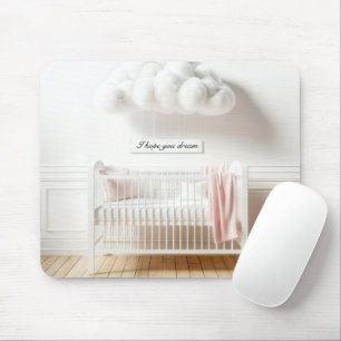 Tapis De Souris Lit de bébé dans une nurserie avec des nuages