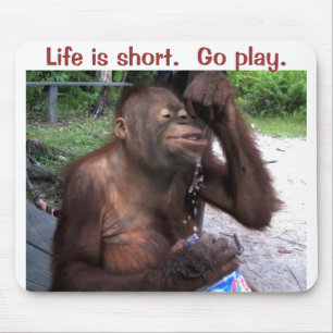 Tapis De Souris L'orang-outan éclabousse dans l'eau