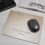 Tapis De Souris Lumières à cordes de pluie dorées personnalisées<br><div class="desc">Chic mousepad personnalisé affiche votre nom,  nom d'entreprise ou choix de texte personnalisé en lettrage noir classique sur un arrière - plan doré et sombre,  orné de brins de faux fils de feuille d'or.</div>
