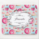 Tapis De Souris Macarons De Donuts Et Whimsical De Cupcake Personn<br><div class="desc">Un mousepad personnalisé doux et capricieux. design. Des beignets rose vernis avec des arroses. Serviettes d'arrosage à la bouche en rose et bleu avec rosettes et fraises sur le dessus. Des macarons de pâtisserie rose pastel et de petits boutons de bonbons roses décorent également ce motif plein de douceurs. Au...</div>