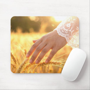Tapis De Souris Main de femme touchant des barbes de blé