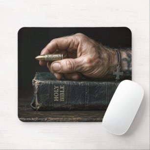 Tapis De Souris Main d'homme sur une Bible tenant une balle