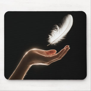 Tapis De Souris Main libérant une plume blanche