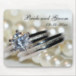 Tapis De Souris Mariage des anneaux et des perles blanches<br><div class="desc">Le joli Mariage Rings and White Pearls Mousepad ajoutera une certaine élégance à votre bureau ou à votre espace de travail. Ce tapis de souris de mariage personnalisé classe comprend une photographie de fond d'une bague ronde en diamant fiançailles et une bande mariage sertie d'une chaîne blanche de collier de...</div>