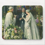 Tapis De Souris Mariage vintage, Mariée et Salle avec Menorah<br><div class="desc">Illustration vintage image de cérémonie d'amour et de romance mariage montrant un couple se marier dans une belle synagogue avec vitraux,  fleurs et une menorah à sept branches. La mariée porte une longue robe blanche mariage et le marié est beau dans son smoking.</div>