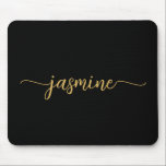Tapis De Souris Marque-page personnalisé Monogramme Or Noir Simple<br><div class="desc">Tapis de souris personnalisé avec monogramme minimaliste noir et or, signature de nom personnalisée. Ces conceptions présentent votre prénom dans une jolie typographie de style lettrage manuscrit avec un swash tail sur fond noir et or. Ceux-ci sont faciles à personnaliser. Cadeau féminin élégant pour un anniversaire, une douche de mariage,...</div>