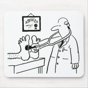 Tapis De Souris Médecin avec stéthoscope vérifiant les pieds