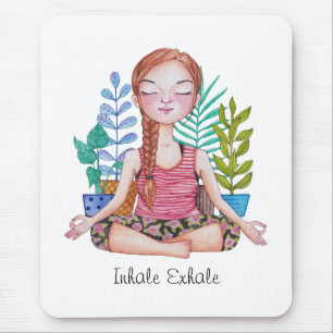 Tapis De Souris Méditer une fille avec des Plantes