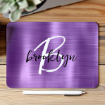 Tapis De Souris Métal brossé violet noir noir Monogramme blanc<br><div class="desc">Cet élégant pavé de souris personnalisé dispose d'un monogramme et prénom en écriture moderne noir et blanc sur un arrière - plan en métal brossé violet tendance.</div>