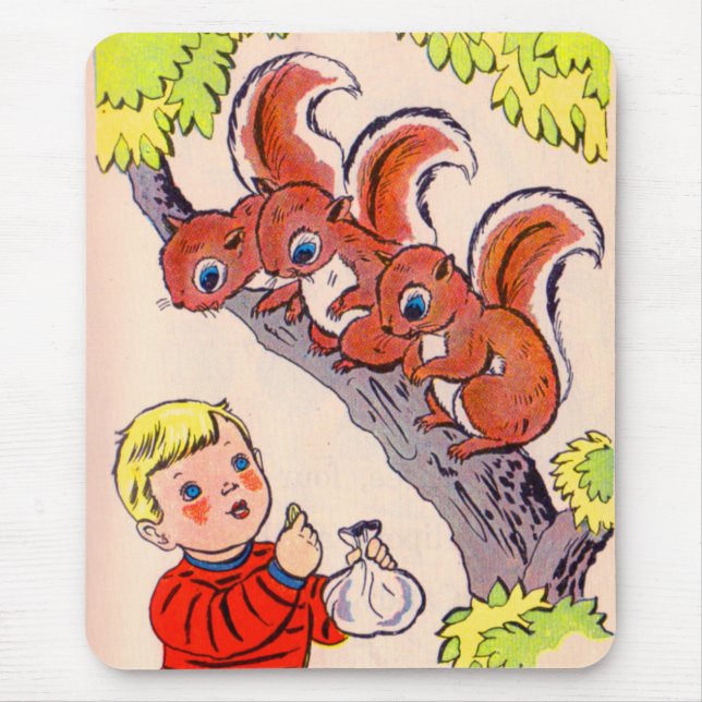 Tapis De Souris mignon petit garçon nourrit de mignons petits écur (Devant)
