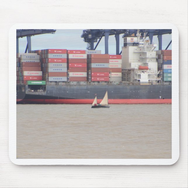 Tapis De Souris Minuscule Yacht Et Immense Navire Conteneur (Devant)