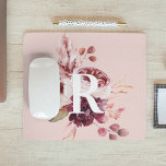 Tapis De Souris Moderne Pastel Rose & Flore Rouge Avec Initiale<br><div class="desc">Le Moderne Pastel Rose & Rouge Floral avec le design Initial est une combinaison visuellement étonnante et sophistiquée de teintes pastel rose doux et des tons rouges vibrants. Au centre du design se trouve une initiale personnalisable, ajoutant une touche personnelle à l'esthétique globale. La première est audacieuse et proéminente, se...</div>