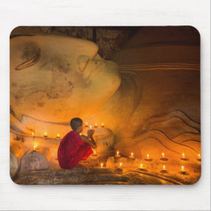 Tapis De Souris Moine priant près d'un Bouddha