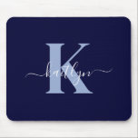 Tapis De Souris Monogramme bleu marine moderne<br><div class="desc">Cette simple et élégante mousepad bleu marine avec votre prénom dans une police de script tendance en blanc tapé sur votre première initiale dans une police casquette moderne en bleu clair est parfait pour votre bureau/bureau. C'est design,  tendance et pourtant très classique.</div>
