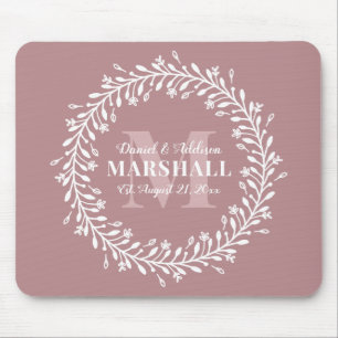 Tapis De Souris Monogramme de couronnes roses à deux jeunes mariés