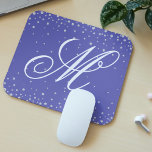 Tapis De Souris Monogramme de diamants violets personnalisés<br><div class="desc">Monogram Purple Diamonds Personnalisé Mousepads dispose d'un simple arrière - plan violet avec une superposition en losange personnalisée avec votre monogramme personnalisé dans un élégant script de calligraphie blanche. Conçu par ©Evco Studio www.zazzle.com/store/evcostudio</div>