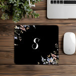 Tapis De Souris Monogramme Fleur sauvage multicolore d'été simple<br><div class="desc">Ce monogramme fleur sauvage multicolore d'été simple pavé souris est un cadeau parfait pour une école,  un bureau ou tout événement. Le design se compose de fleurs rose aquarelle,  rousse,  violette,  rouge,  bordeaux,  jaunes,  blanches et de papillons à la verdure soigneusement entassés dans d'élégants bouquets floraux.</div>
