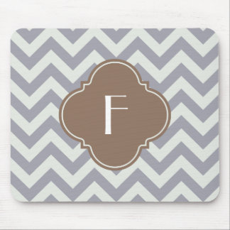 Tapis De Souris Monogramme gris-clair de coutume de Chevron